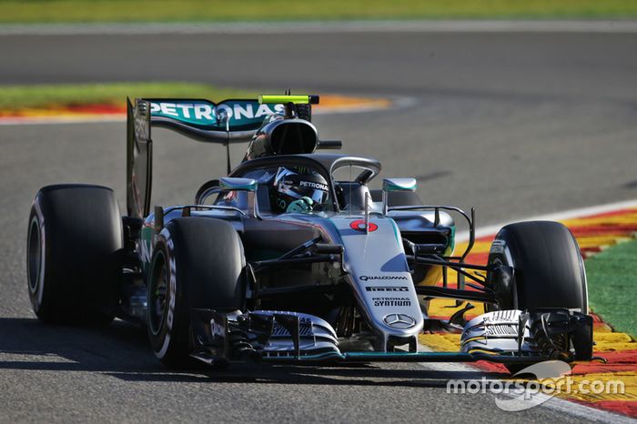Nico Rosberg, con el Halo en el Mercedes AMG F1 W07 de 2016, compara