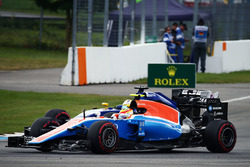 Rio Haryanto, Manor Racing MRT05 et Marcus Ericsson, Sauber C35 en lutte pour une position