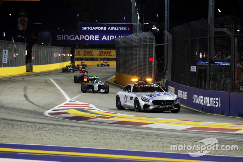 Nico Rosberg, Mercedes AMG F1 W07, conduce detrás del coche de seguridad FIA