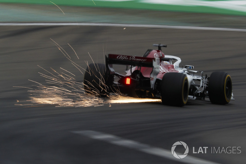 Marcus Ericsson, Sauber C37 Ferrari, envoie des étincelles en l'air