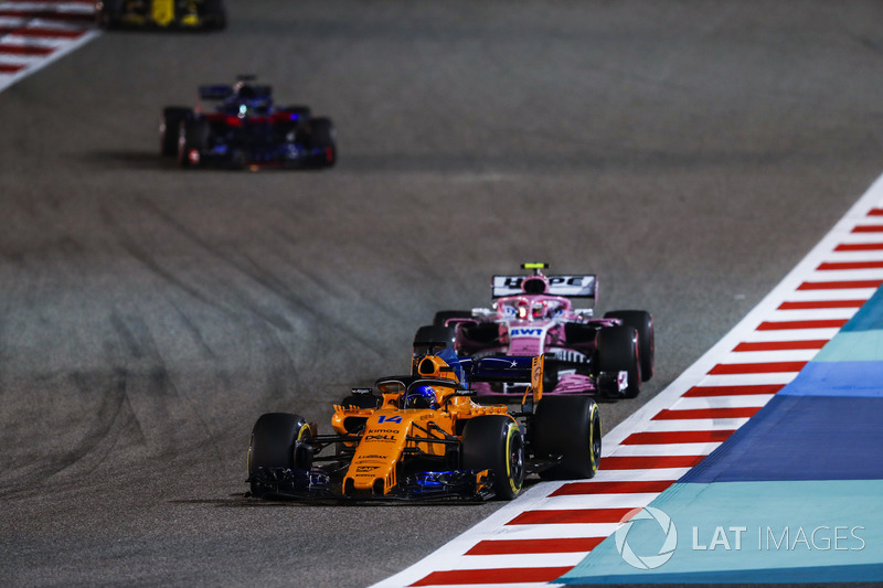 Fernando Alonso, McLaren MCL33 Renault, Esteban Ocon, Force India VJM11 Mercedes, et Brendon Hartley, Toro Rosso STR13 Honda