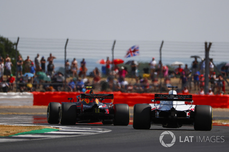 Max Verstappen, Red Bull Racing RB14, Romain Grosjean, Haas F1 Team VF-18
