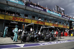 Lewis Hamilton, Mercedes AMG F1 W09 pit stop