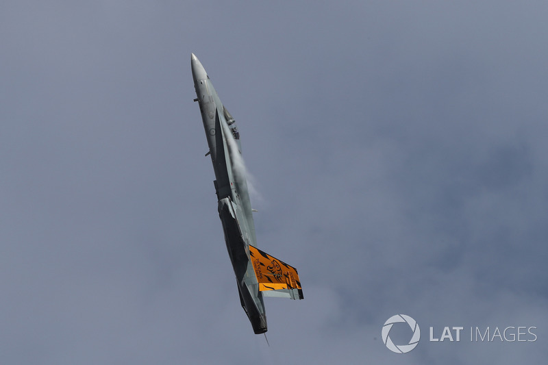 Pesawat FA-18 Hornet melintasi langit Albert Park