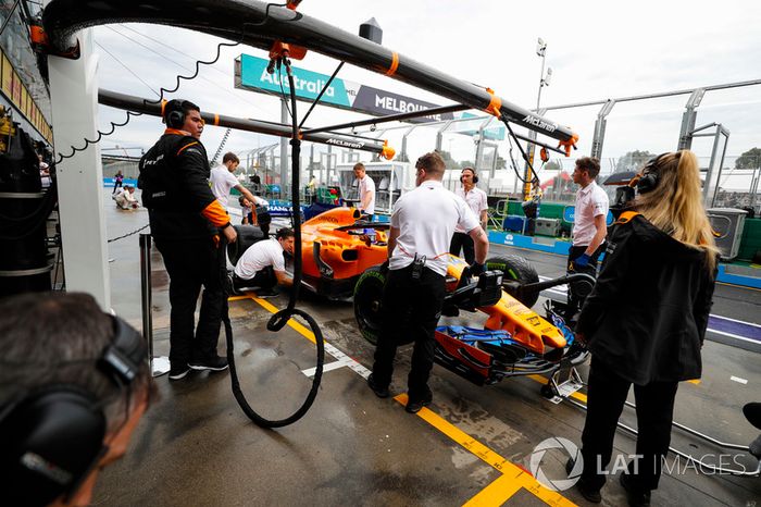 Fernando Alonso, McLaren MCL33 Renault, en pits
