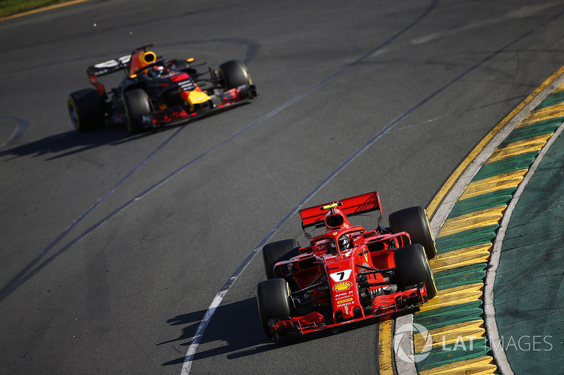 Kimi Raikkonen, Ferrari SF71H, leads Daniel Ricciardo, Red Bull Racing RB14 Tag Heuer