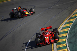 Kimi Raikkonen, Ferrari SF71H, devant Daniel Ricciardo, Red Bull Racing RB14 Tag Heuer
