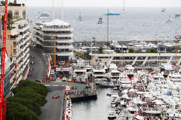 Fernando Alonso, McLaren MCL33, Carlos Sainz Jr., Renault Sport F1 Team R.S. 18 y una manada de autos en la chicane