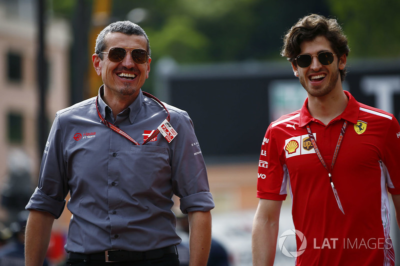 Guenther Steiner, Team Principal, Haas F1, e Antonio Giovinazzi, pilota sviluppatore Ferrari