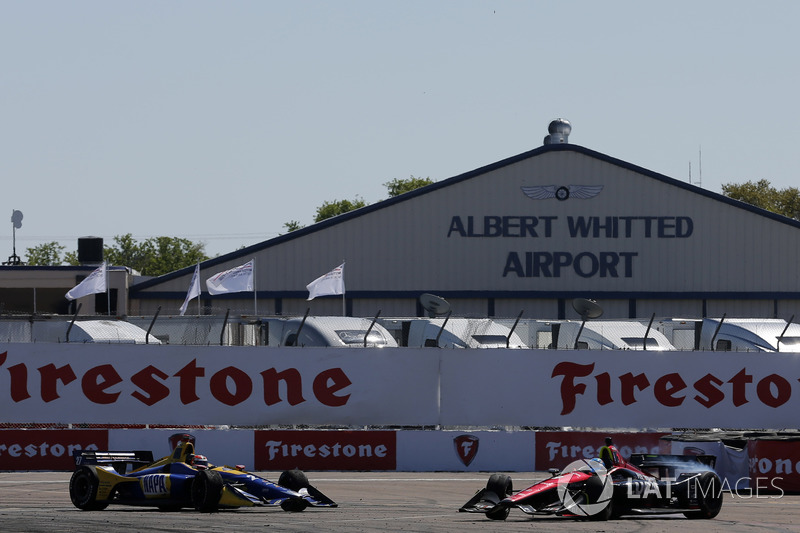 Robert Wickens, Schmidt Peterson Motorsports Honda and Alexander Rossi, Andretti Autosport Honda chocan en la curva 1