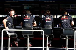 Christian Horner, Team Principal, Red Bull Racing, and the Red Bull team on the pit wall