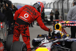 Jenson Button, McLaren, ve Pole: Sebastian Vettel, Red Bull Racing RB7 Renault, Parc Ferme