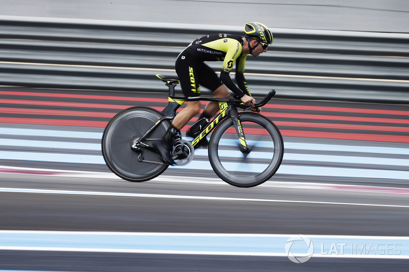 El ciclista de carretera Simon Yates de Mitchelton-Scott lleva al circuito en su bicicleta