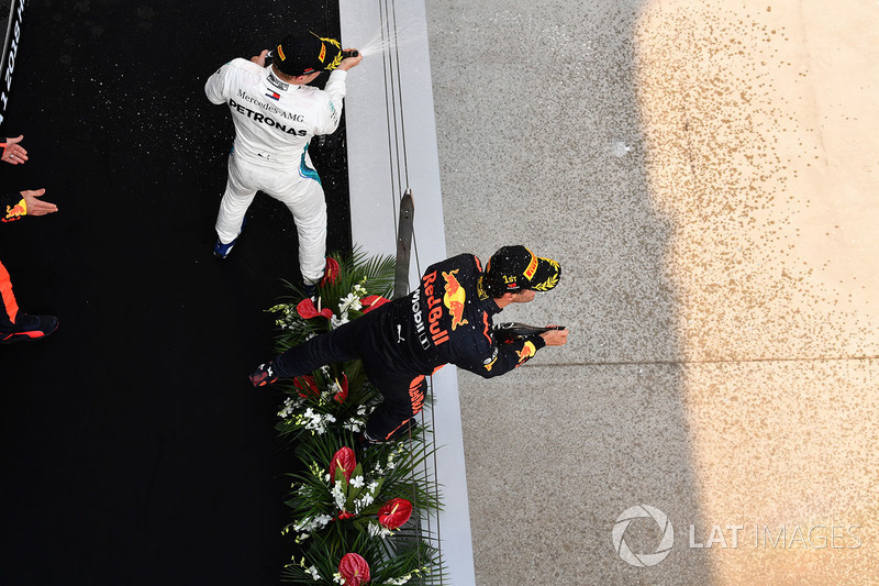 Le vainqueur Daniel Ricciardo, Red Bull Racing et Valtteri Bottas, Mercedes-AMG F1 sur le podium avec du champagne