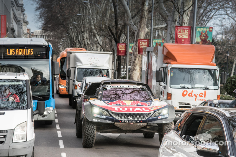 Carlos Sainz, Lucas Cruz, Peugeot Sport nelle strade di Madrid