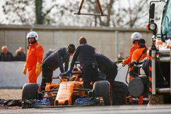 Marshals and team members recover the car of Fernando Alonso, McLaren MCL33