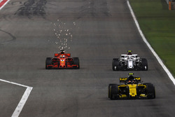 Carlos Sainz Jr., Renault Sport F1 Team R.S. 18 leads Sebastian Vettel, Ferrari SF71H and Marcus Eri