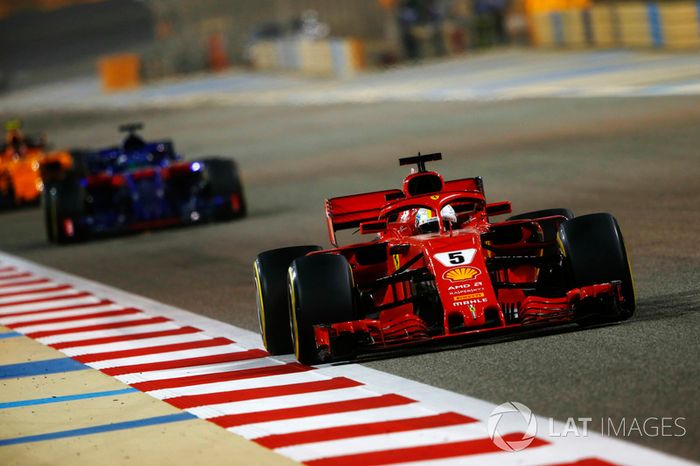 Sebastian Vettel, Ferrari SF71H, precede Brendon Hartley, Toro Rosso STR13 Honda