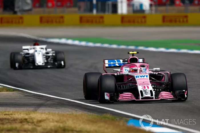 Esteban Ocon, Force India VJM11, delante de Marcus Ericsson, Sauber C37