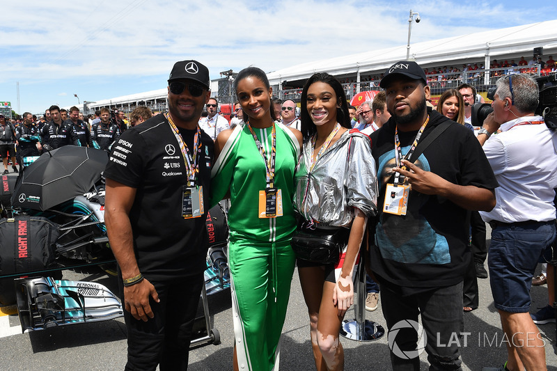 El quaterback de los Seattle Seahawks (NFL) Russell Wilson (izquierda), la cantante Ciara de verde y la modelo Winnie Harlow