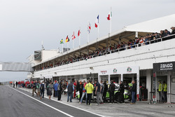 Atmosphere in pitlane