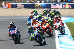 Valentino Rossi, Yamaha Factory Racing, in Führung nach dem Start