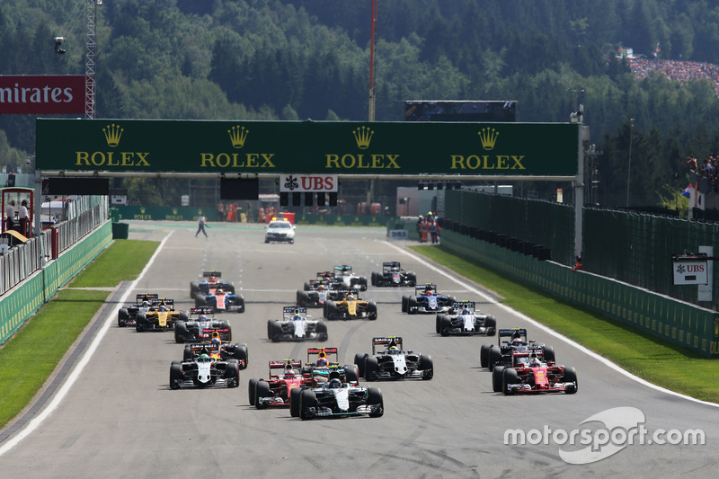 Nico Rosberg, Mercedes AMG F1 W07 Hybrid leads at the start of the race