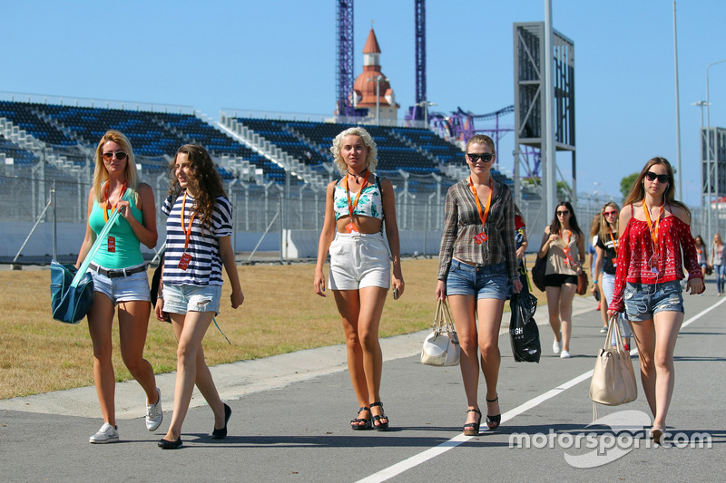 Chicas en el paddock