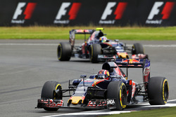 Daniil Kvyat, Scuderia Toro Rosso STR11 devant Carlos Sainz Jr., Scuderia Toro Rosso STR11