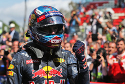 Победитель гонки - Макс Ферстаппен, Red Bull Racing RB12, Red Bull Racing празднует в закрытом парке
