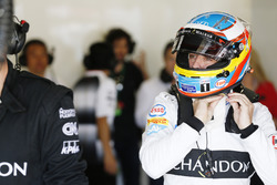 Фернандо Алонсо, McLaren MP4-31 надевает шлем