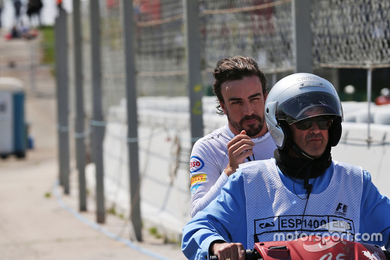 Fernando Alonso, McLaren, ritirato dalla gara