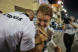 Nico Rosberg, Mercedes AMG F1 Team ganador de la carrera se celebra en parc ferme