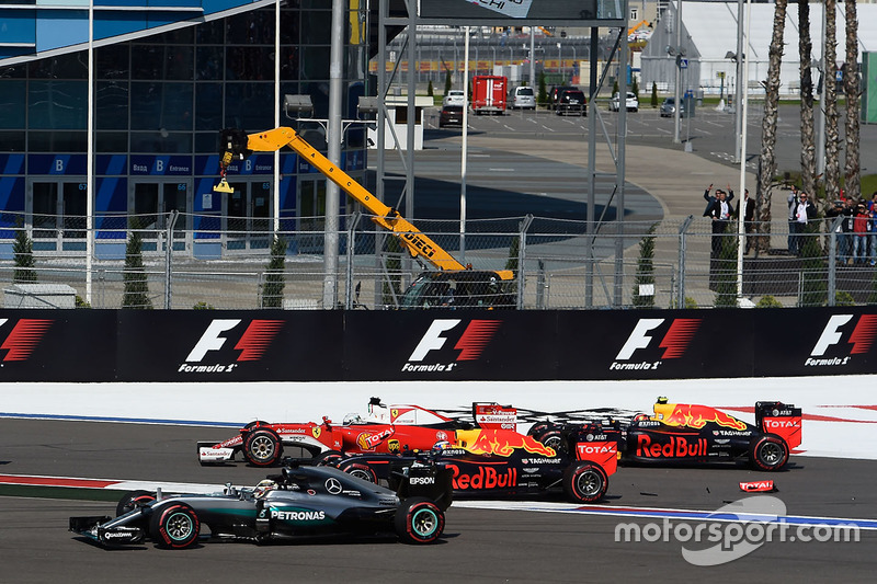 Choque de Sebastian Vettel, Ferrari SF16-H, Daniil Kvyat, Red Bull Racing RB12, Daniel Ricciardo, Red Bull Racing RB12 y Lewis Hamilton, Mercedes AMG F1 Team W07