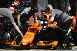 Les mécaniciens McLaren travaillent sur la voiture de Fernando Alonso McLaren MCL32