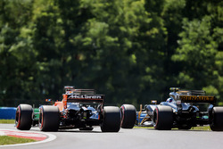 Фернандо Алонсо, McLaren MCL32, Джоліон Палмер, Renault Sport F1 Team RS17