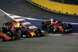 Max Verstappen, Red Bull Racing RB13 et Kimi Raikkonen, Ferrari SF70H au départ
