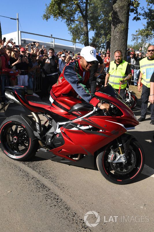 Lewis Hamilton, Mercedes AMG F1 llega en su moto