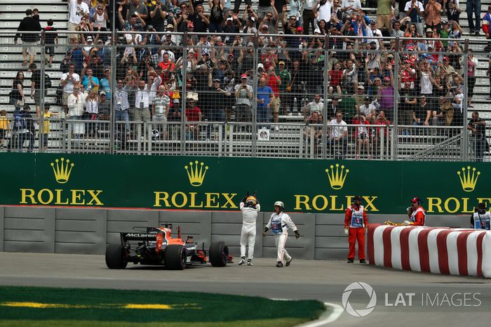 Fernando Alonso, McLaren MCL32 detenido en la pista durante la PL1