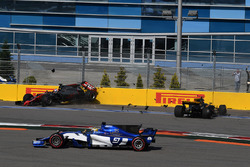 Crash de Romain Grosjean, Haas F1 Team VF-17 et Jolyon Palmer, Renault Sport F1 Team RS17