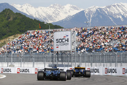 Lewis Hamilton, Mercedes AMG F1 W08, derrière Nico Hulkenberg, Renault Sport F1 Team RS17