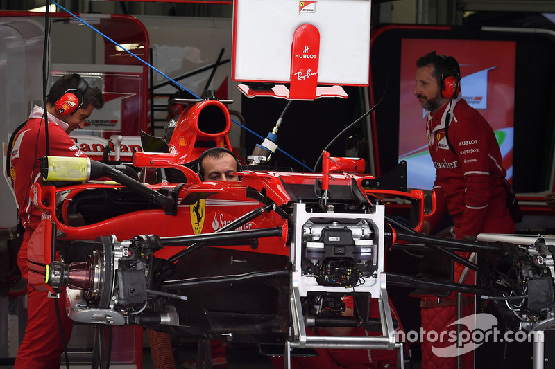 Detalle del chasis y frenos delanteros del Ferrari SF70H