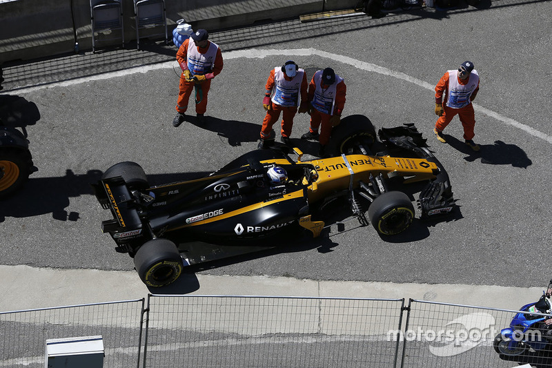 Sergey Sirotkin, Renault Sport F1 Team RS17 stops on track