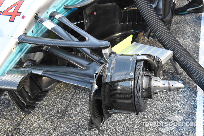 Détail des tambours de frein avant de la Mercedes AMG F1 W08