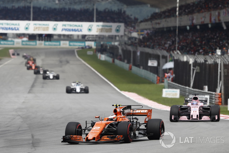 Stoffel Vandoorne, McLaren MCL32, Sergio Perez, Sahara Force India F1 VJM10