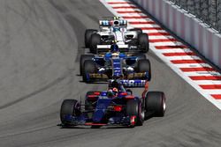 Daniil Kvyat, Scuderia Toro Rosso STR12, Pascal Wehrlein, Sauber C36-Ferrari, Lance Stroll, Williams FW40