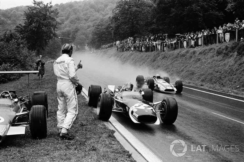 1968 - Jo Siffert recebe viseira de Graham Hill. John Surtees, Honda, passa ao lado
