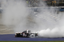 Ganador de la carrera Darrell Wallace Jr., MDM Motorsports Chevrolet