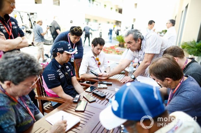 Sergio Perez, Racing Point, atiende a los medios