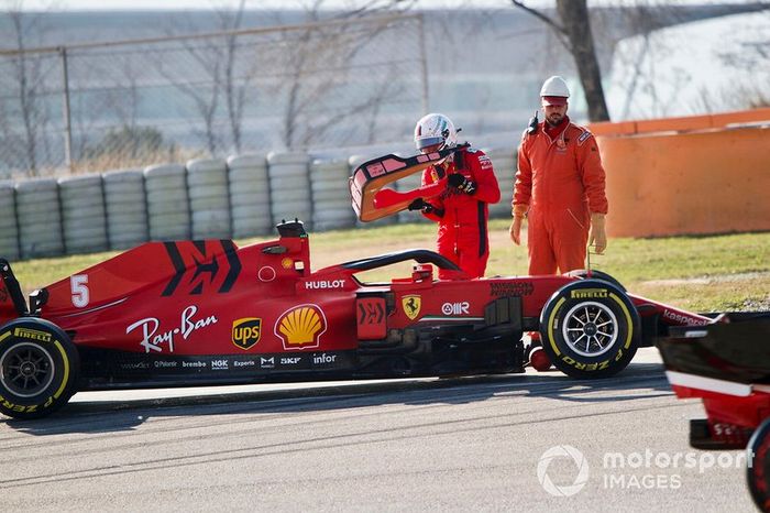Sebastian Vettel, Ferrari SF1000, se detiene en pista con avería